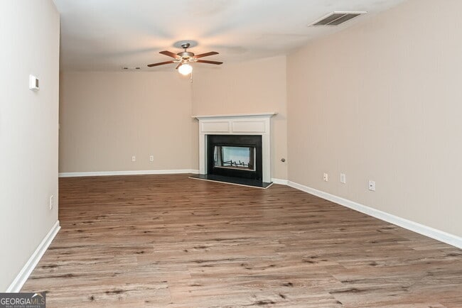 Foto del edificio - 347 Hidden Creek Ln