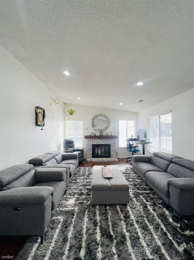 Building Photo - 2 br, 2 bath House - 5895 Woodbine Place