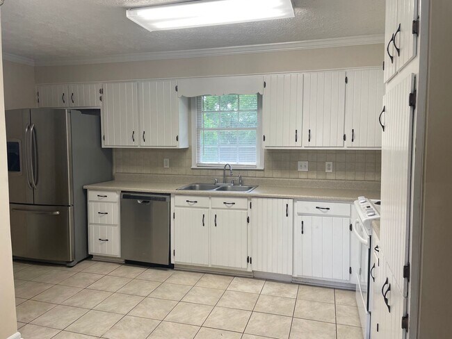 Building Photo - 3 Bedroom/2Bathroom in Foxborough Subdivision
