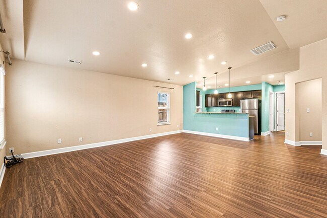 Foto del edificio - Stunning remodeled home with fully fenced ...