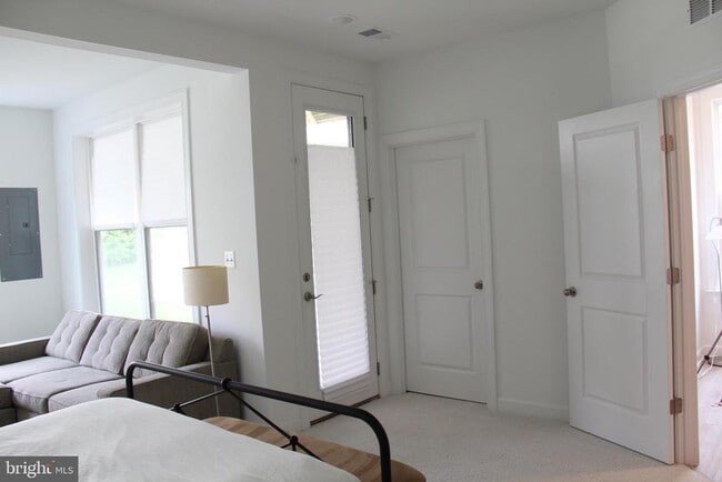 Building Photo - 4975 Longmire Wy