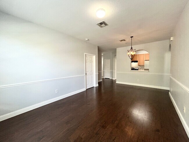 Building Photo - Spacious 2/2 Condo in Gated Orlando Commun...