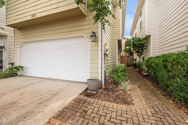 Foto del edificio - 5841 Katy St