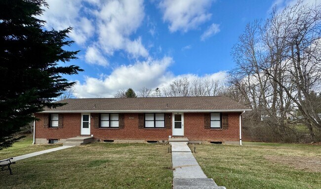 Building Photo - 2 Bedroom, 1 Bathroom Apartment Walk to Virginia Tech and Downtown