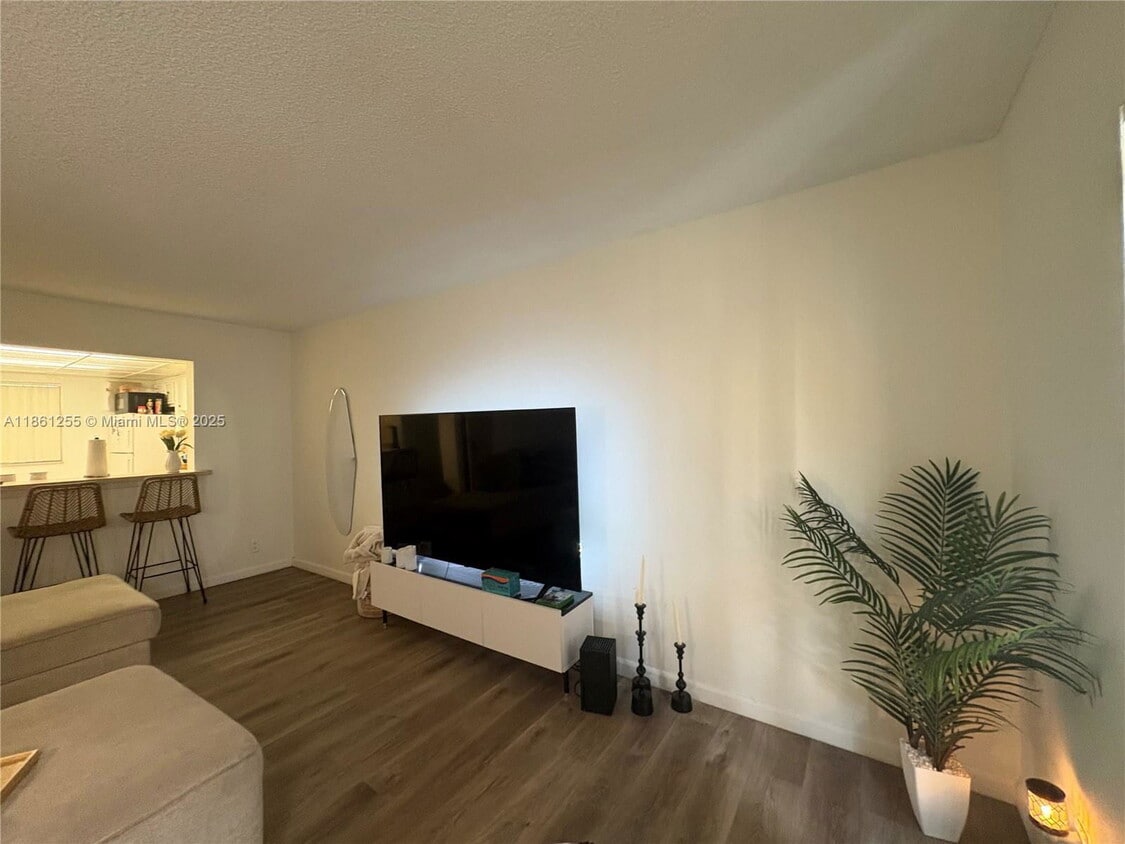 Foto principal - 17901 NW 68th Ave
