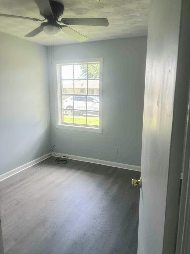 Building Photo - 402 Holiday Dr