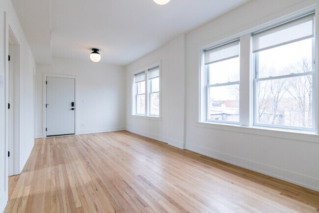 Building Photo - 3D TOUR! Available 5/1 in Logan Square! Fu...