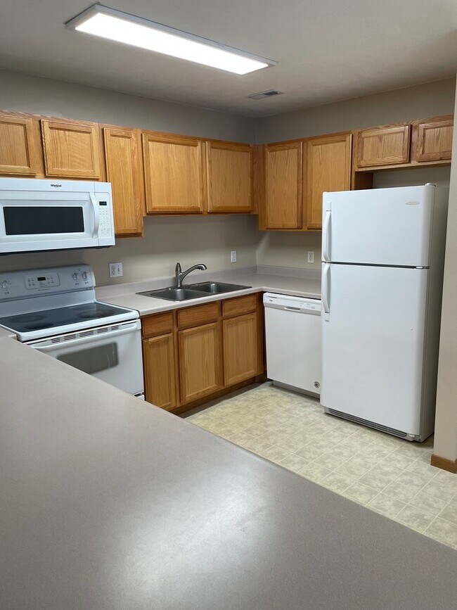 Foto del edificio - Spacious 2-Bedroom Townhome with Attached Garage in Brandon!