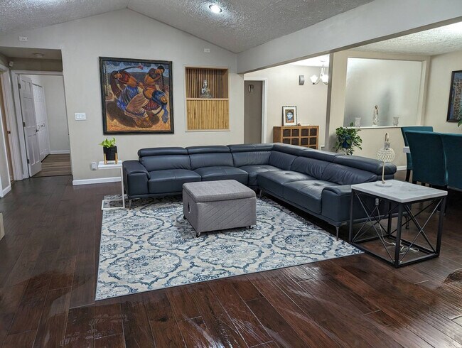 Building Photo - 1303 Colony Dr