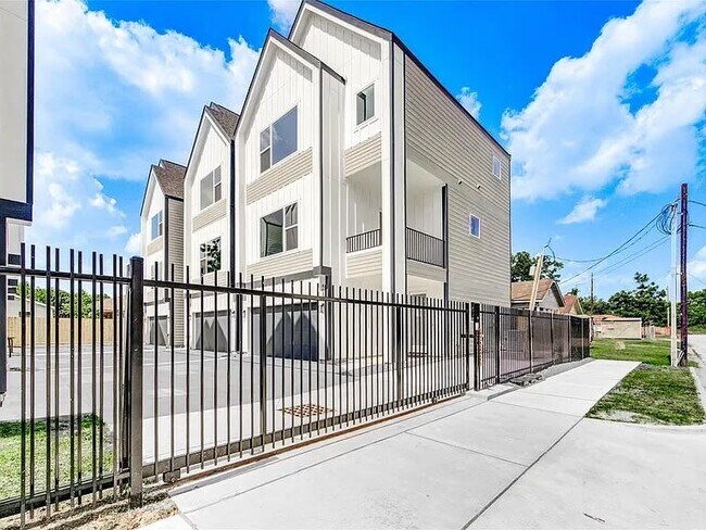 Foto del edificio - 2308 Reinerman St