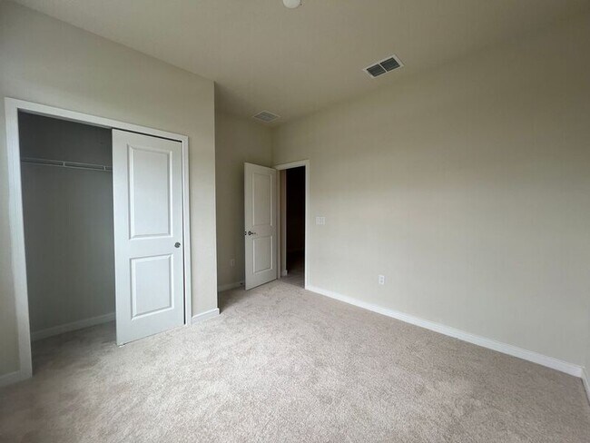 Building Photo - 3062 Green Park Dr