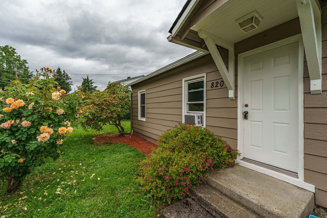 Primary Photo - 2 Bedroom 1 Bath SIngle Family Home With L...