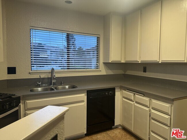 Foto del edificio - 77 Willowcrest Ln