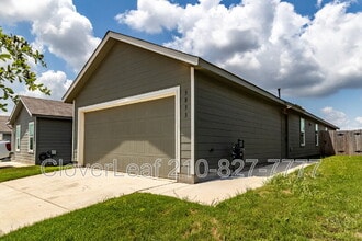 Building Photo - 3833 Millbrook Wy