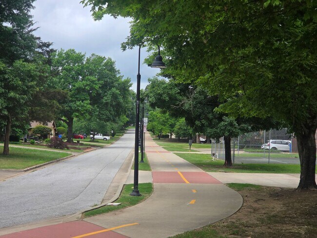 Foto del edificio - 2588 E Sweetbriar Dr