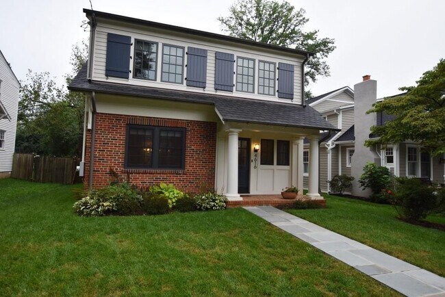 Building Photo - Beautiful, Spacious and Sunlit Premium Ren...