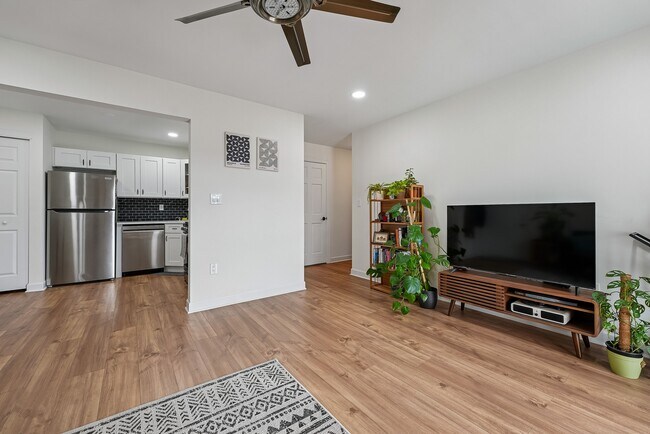 Foto del edificio - 495 Witney Ct