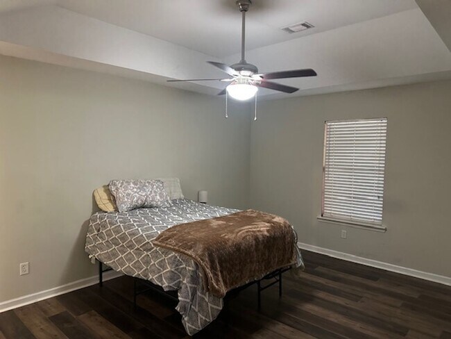 Building Photo - Beautiful 2 BR, 2 BA end-unit townhome in ...