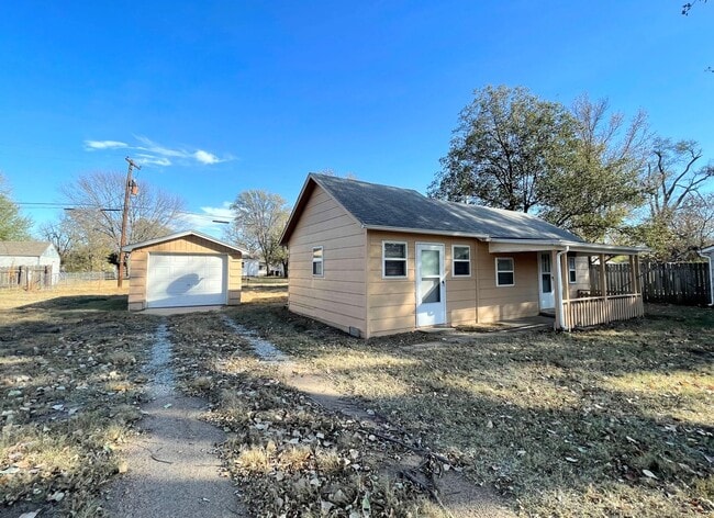 Building Photo - Two Bedroom Home with Detached Garage