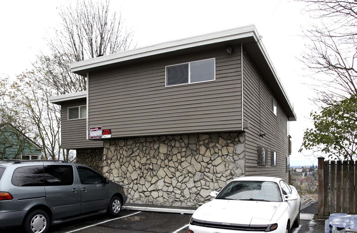 Building Photo - 1532 14th Ave S