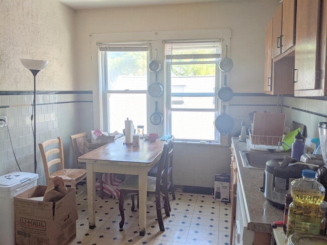 Building Photo - 64 Linden Ave