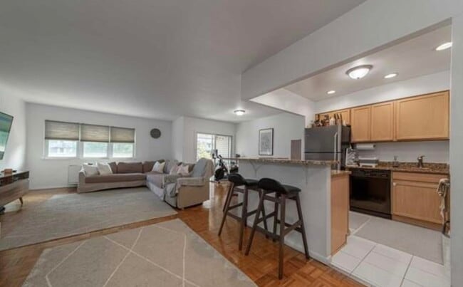 Building Photo - 1111 River Rd