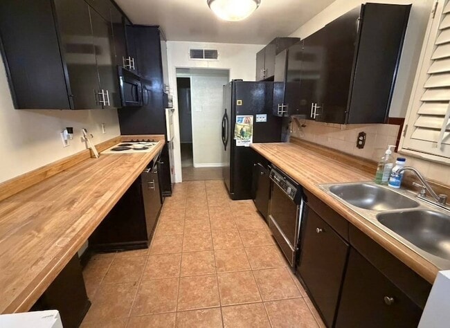 Foto del edificio - 8208 Dempsey Ave