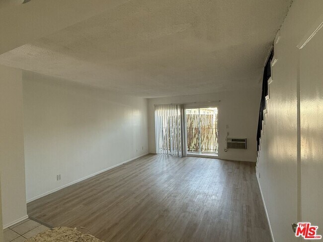 Foto del edificio - 10840 Camarillo St