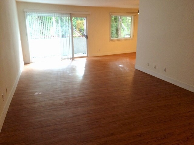 Sala de estar de la unidad 112 - 4540 Natick