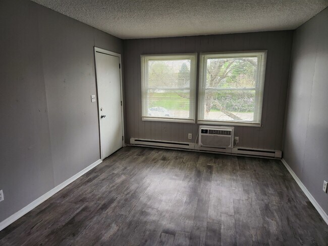 Building Photo - 203 S Maple St