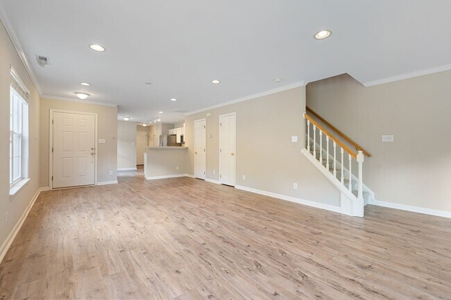 Building Photo - Great location! 3 Bed / 2.5 Bath End Unit ...