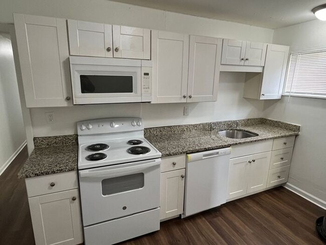 Building Photo - Charming 3-Bedroom Duplex Near CHI Memoria...