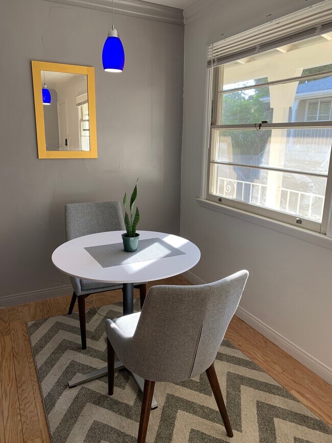 separate cozy dining area with view of courtyard - 1317 Franklin St