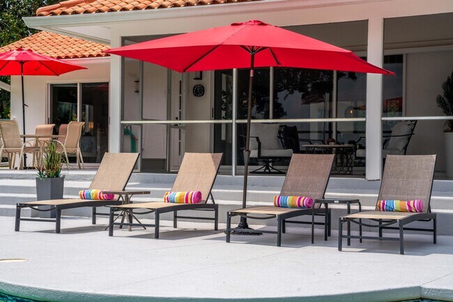 Asientos de piscina - 7906 Swiss Fairways Ave