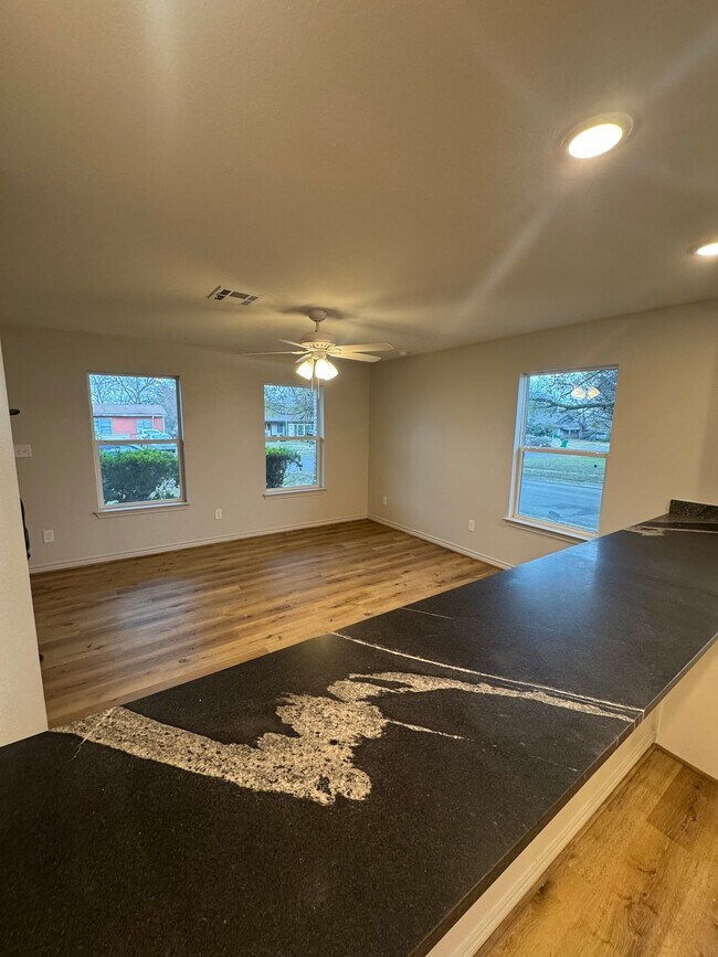 Foto del edificio - 207 Laurel Ln