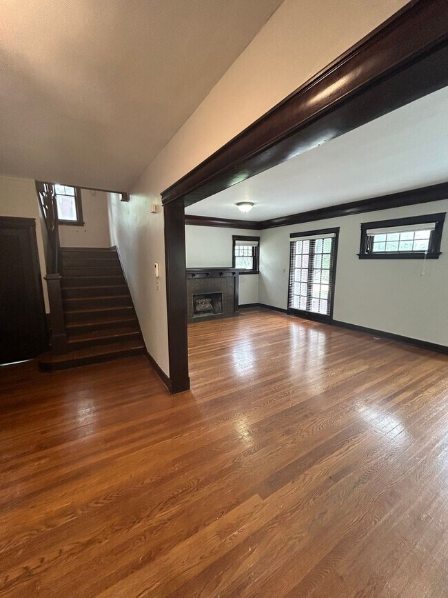 Building Photo - COMING SOON! 6 Bed, 2.5 Bath Home Near UMKC!!