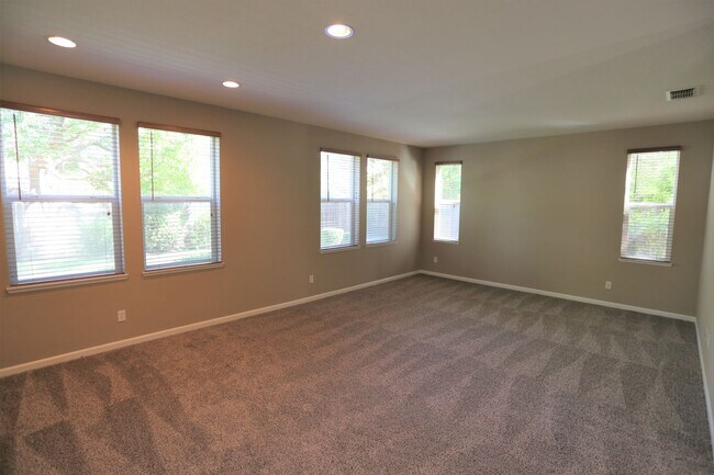 Building Photo - Gorgeous Home located in the heart of Patt...