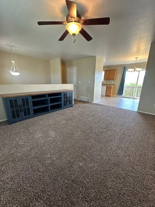 Foto del edificio - Move-In Ready 5-Bed with Garage, Yard & Up...