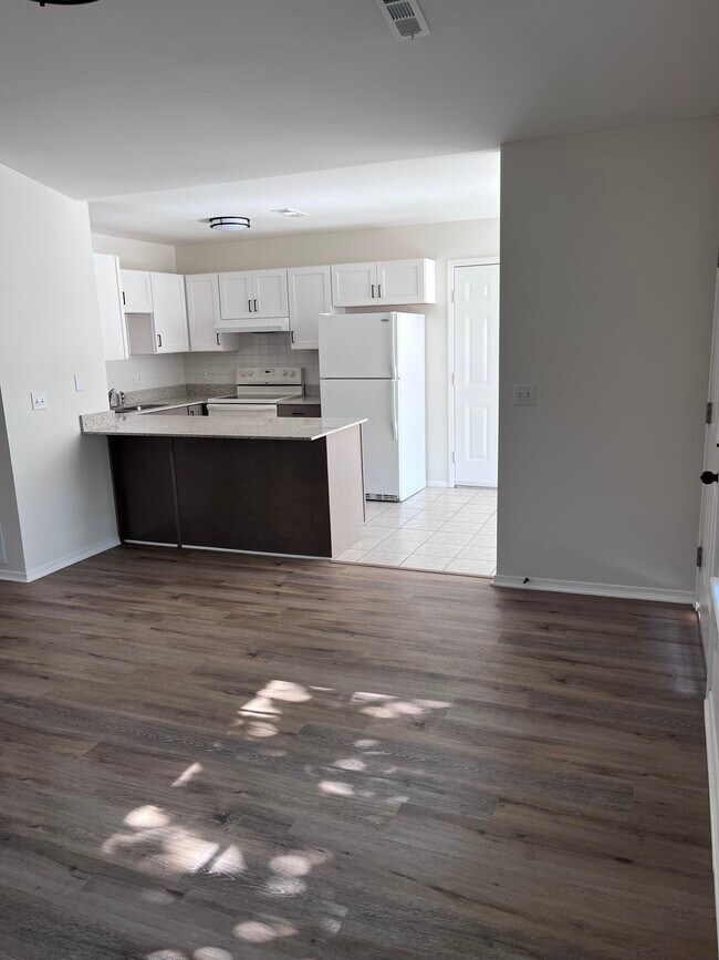 Foto del edificio - 1607 N Timberline Dr