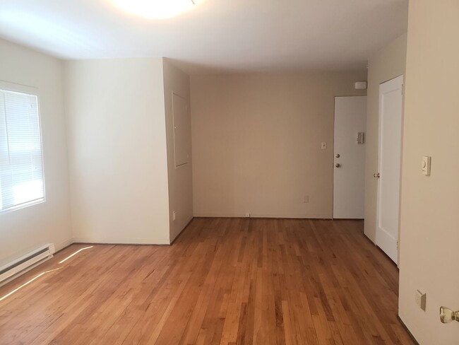 Building Photo - Classic Studio Apartment in The Heart of S...