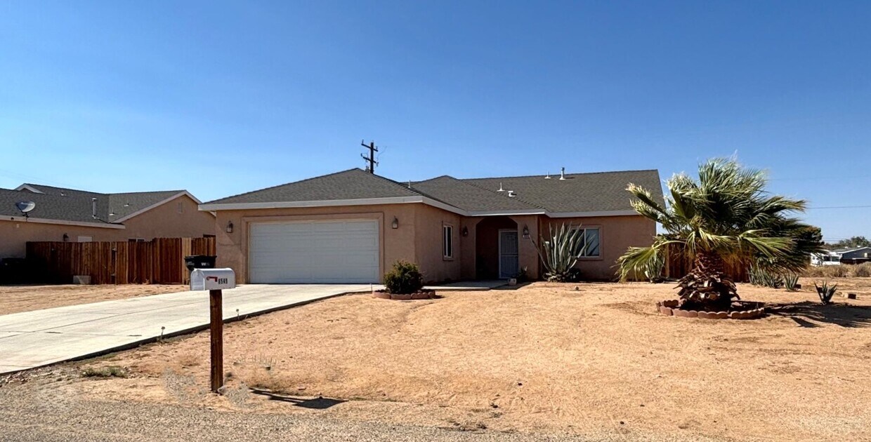 Foto principal - Charming Home Located in California City