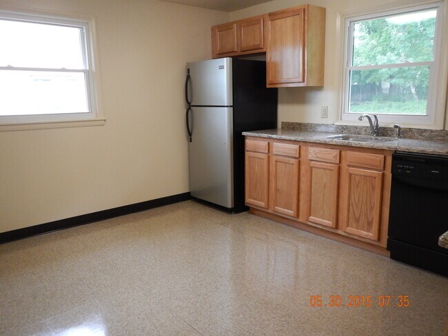Building Photo - Newly Renovated Spacious Flat With Hardwoo...