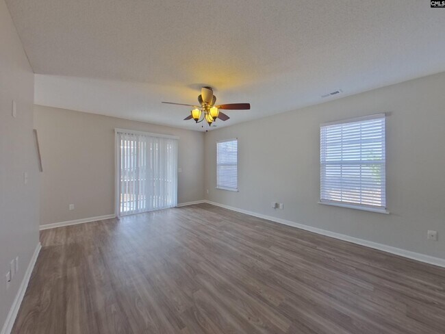 Foto del edificio - 349 Denman Loop