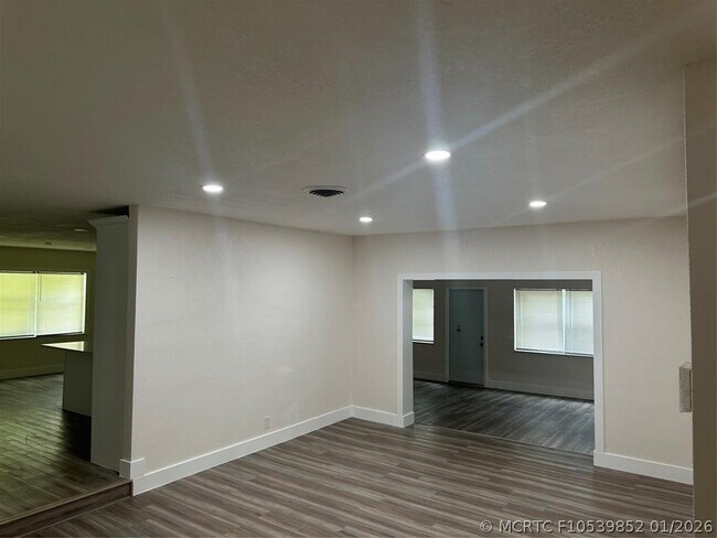 Building Photo - 890 SW 49th Way
