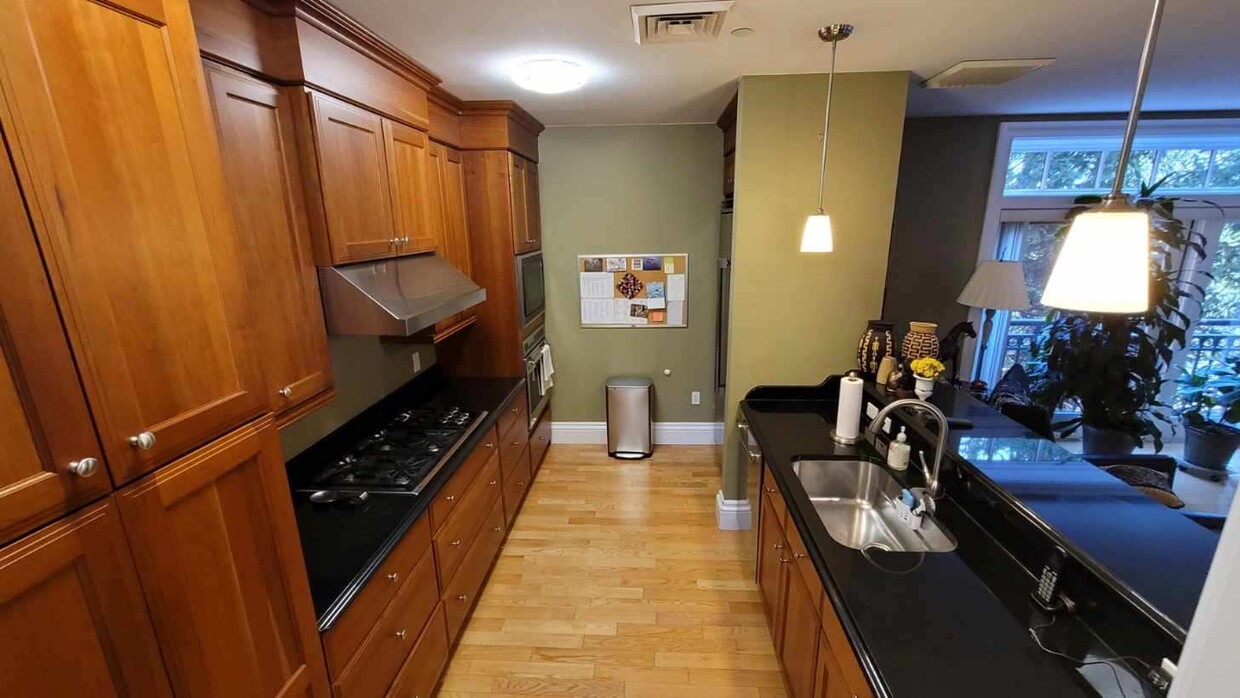 Primary Photo - 120 Seaver St