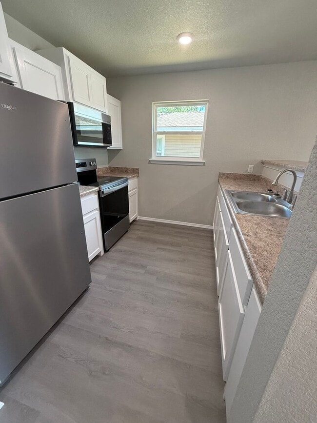 Building Photo - 2109 Birnie Ave