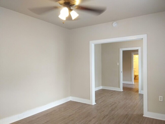 Building Photo - MUST SEE!! 1 Bedroom / 1 Bath Home Near Do...
