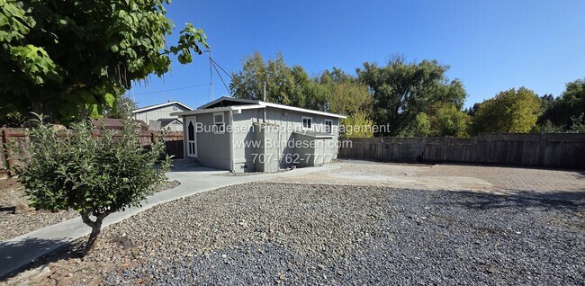 Foto del edificio - 5107 Hutchinson Rd