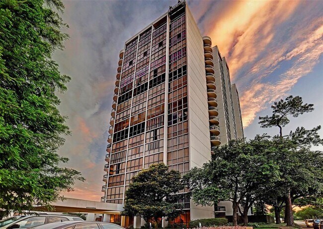 Building Photo - 5001 Woodway Dr