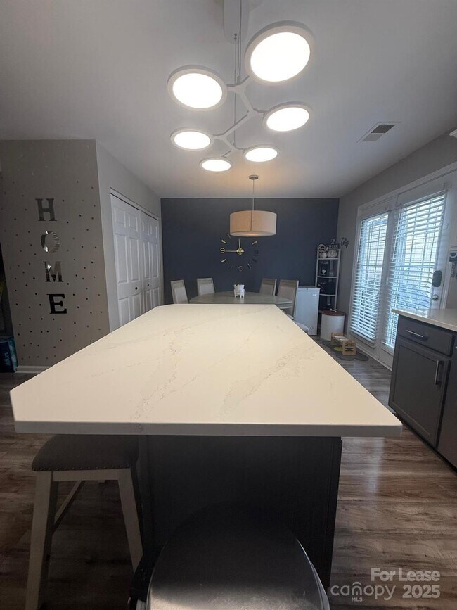 Foto del edificio - 18506 Oakhurst Blvd